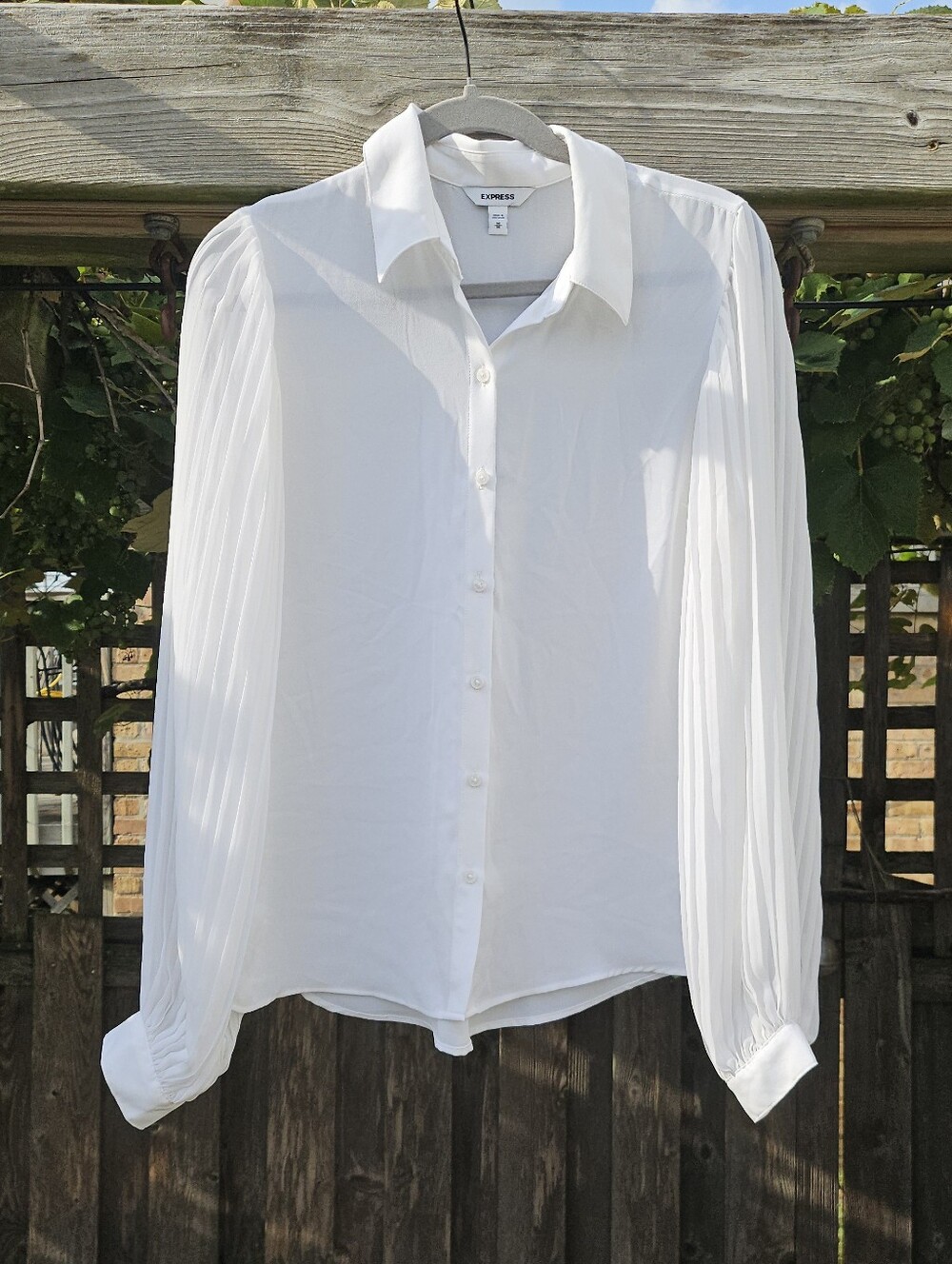 EUC Express White Button-Down Puff Sleeved Blouse Size M